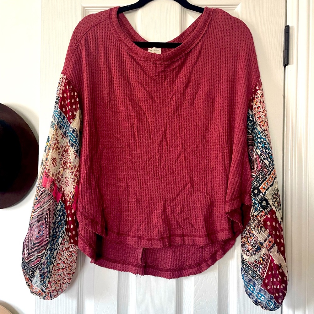 Vici knot top with sleeve detail.